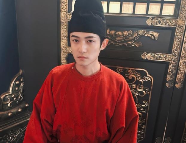 摘掉后险些没认出来他反差感也太强了爱游戏最新国色芳华：戴上眼罩帅气(图6)