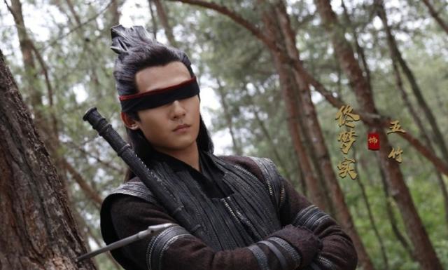 摘掉后险些没认出来他反差感也太强了爱游戏最新国色芳华：戴上眼罩帅气(图9)