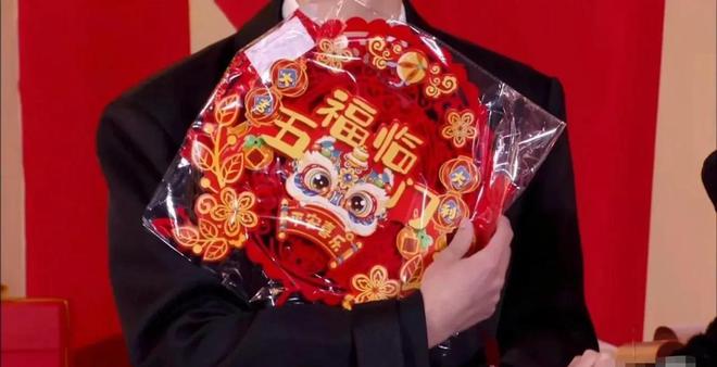200块钱被骂曾黎送袜子疑讽刺抠脚爱游戏最新微博之夜交换礼物：黄觉转(图4)